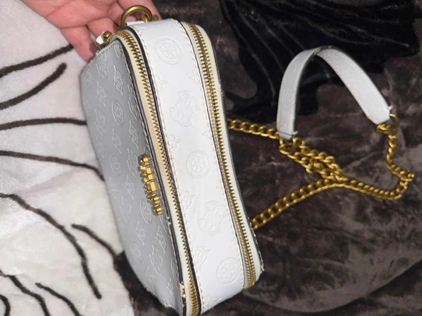 GUESS White Embossed Chain Shoulder Bag - photo 2