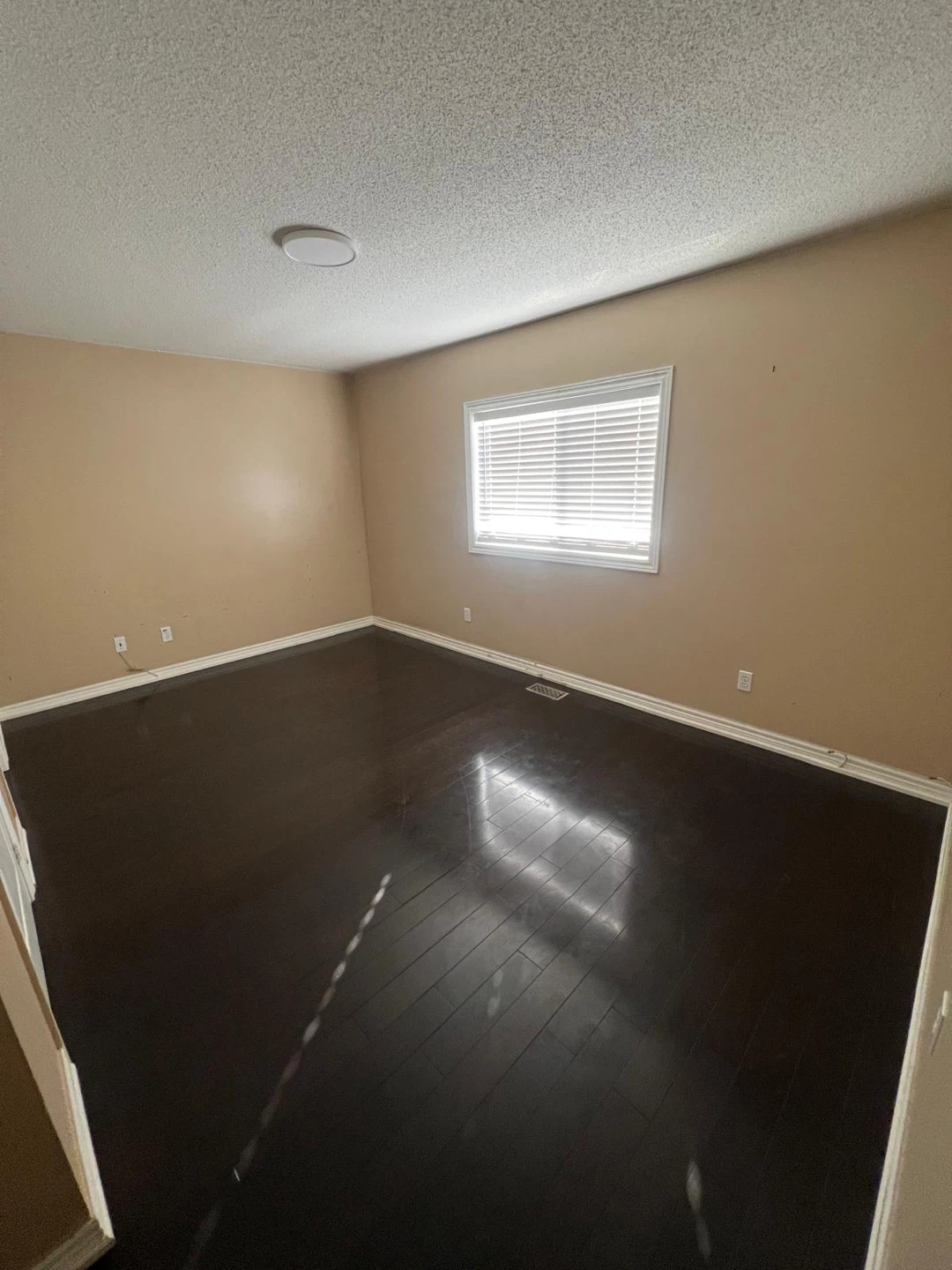 Room for rent upper floor of house - photo 3