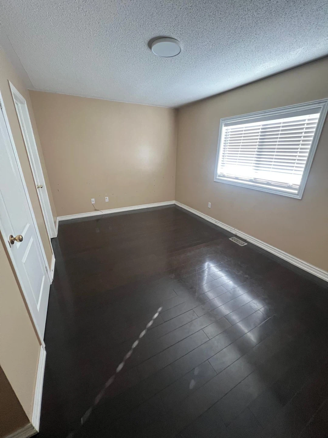 Room for rent upper floor of house - photo 2