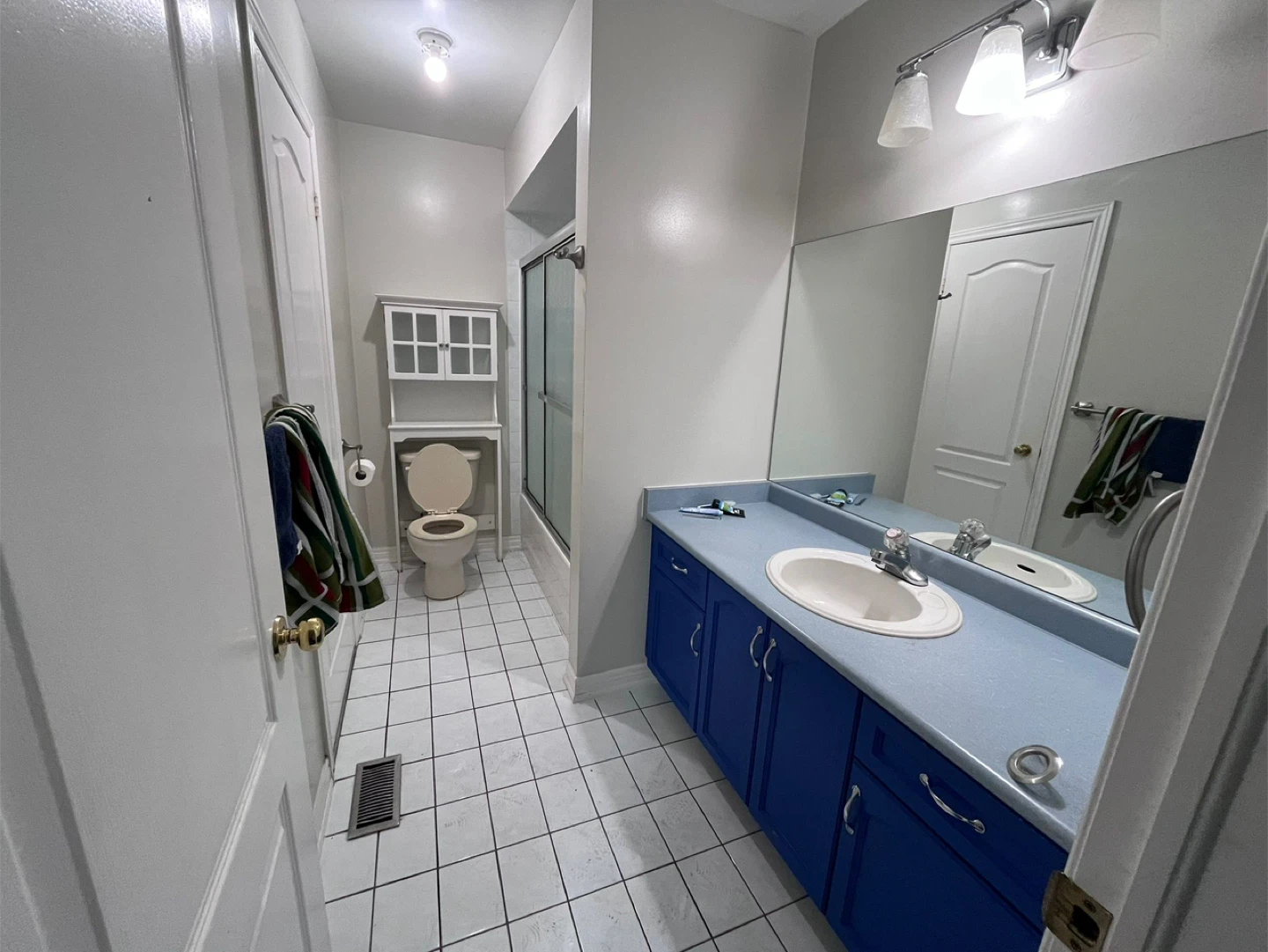Room for rent upper floor of house - photo 4