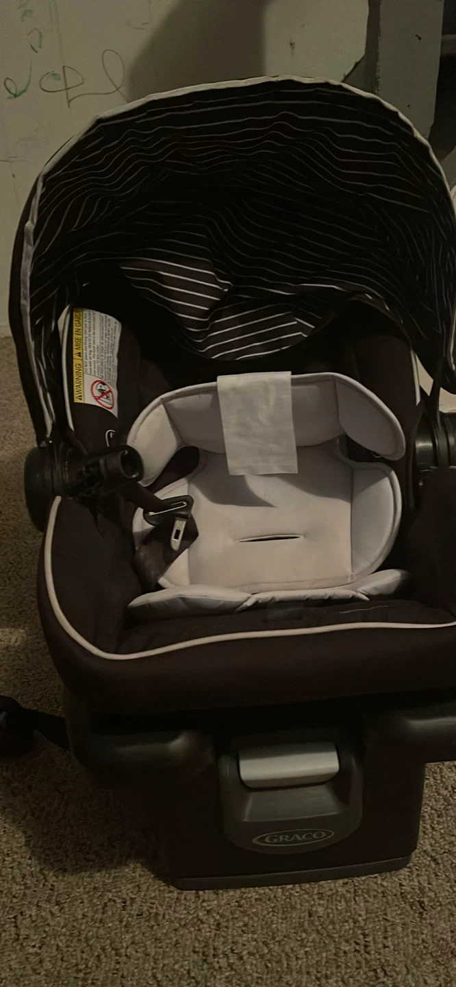 Graco Baby Infant Car Seat with Base