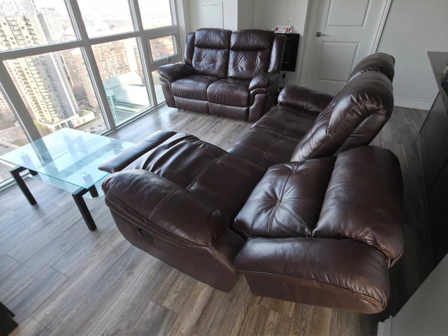 🔥 Moving Sale – Like New Furniture & TVs 🔥
