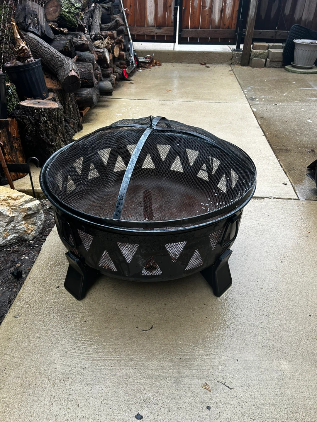 30” Round Metal Fire Pit with Mesh Spark Screen