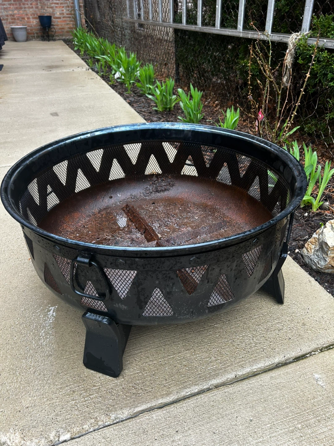 30” Round Metal Fire Pit with Mesh Spark Screen - photo 2