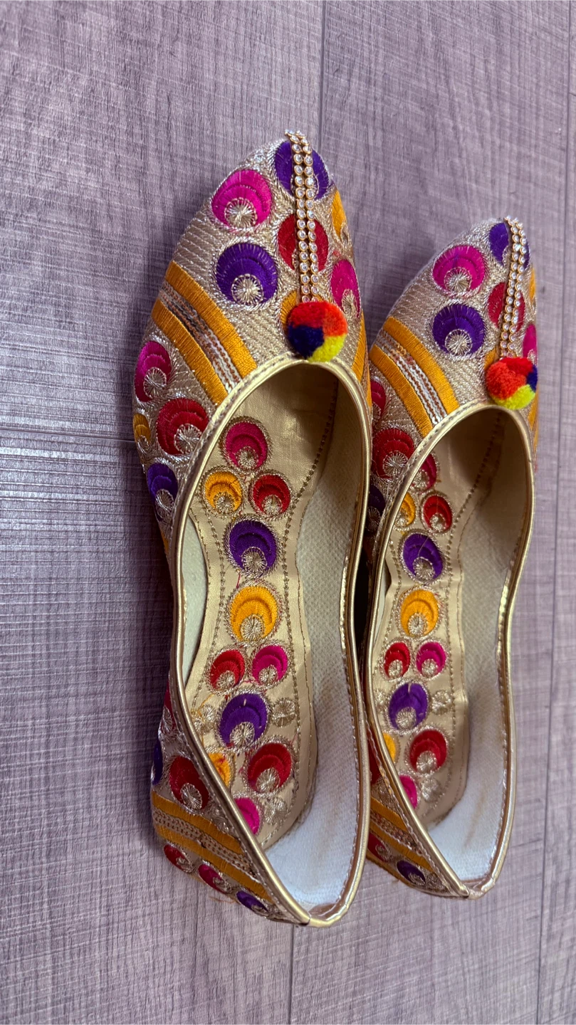 Embroidered Punjabi Jutti Shoes - photo 2