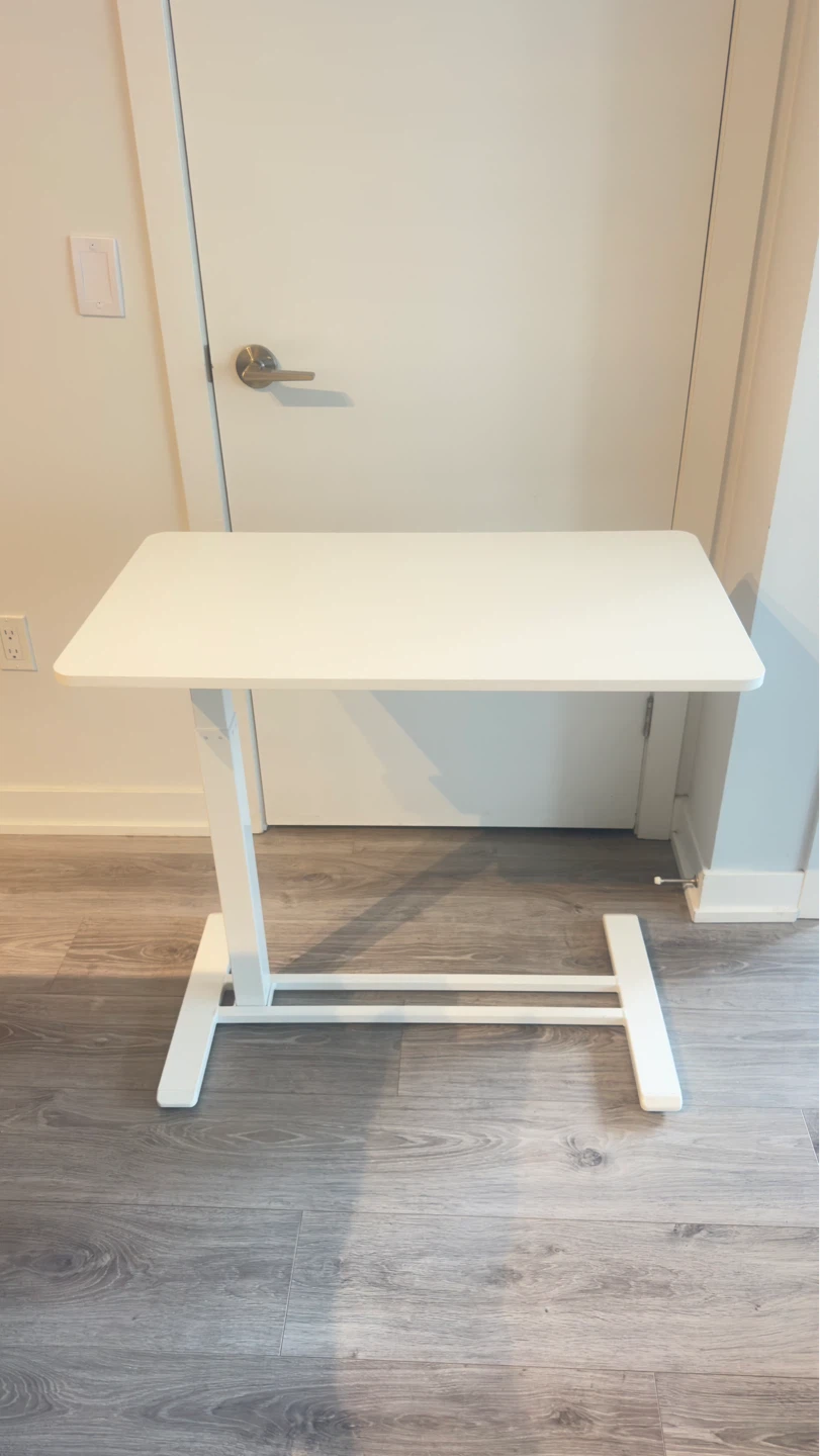 Adjustable height table on wheels white