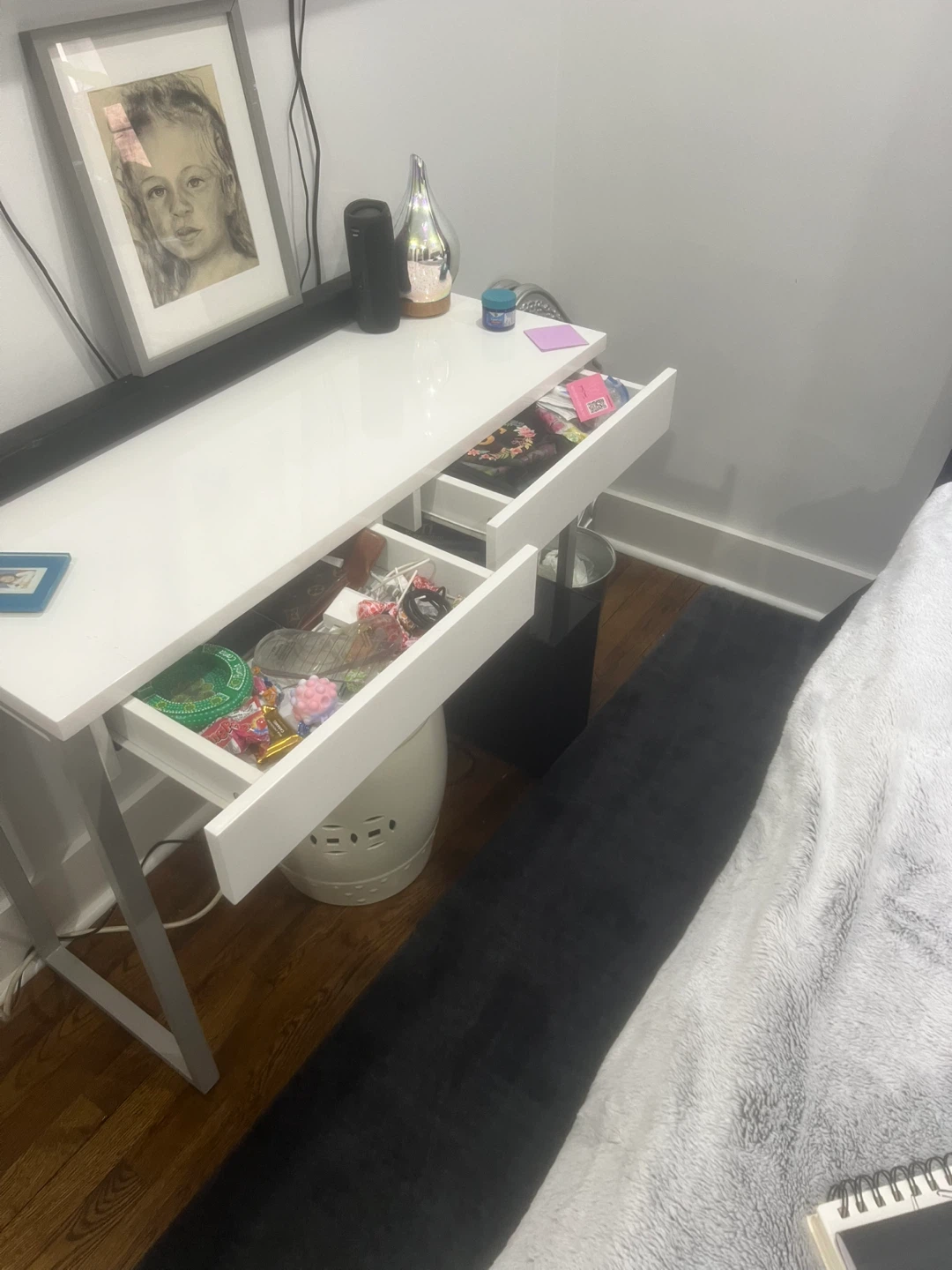 White small desk - photo 3
