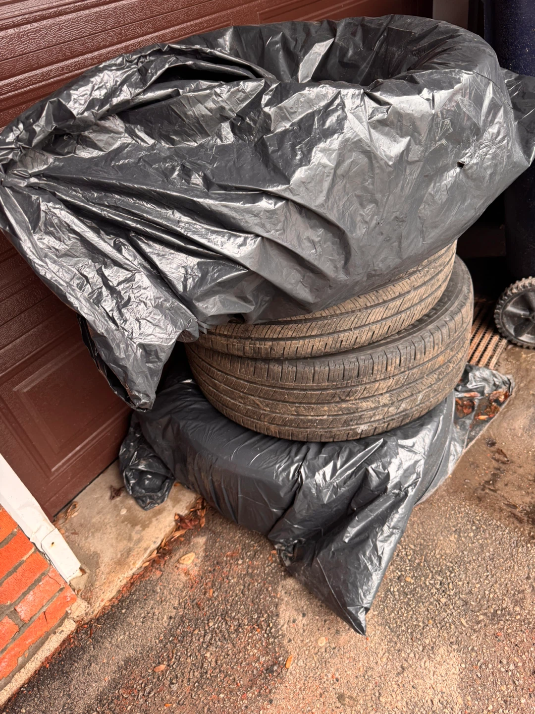 Set of 4 Tires - 235/55 R19 - photo 3