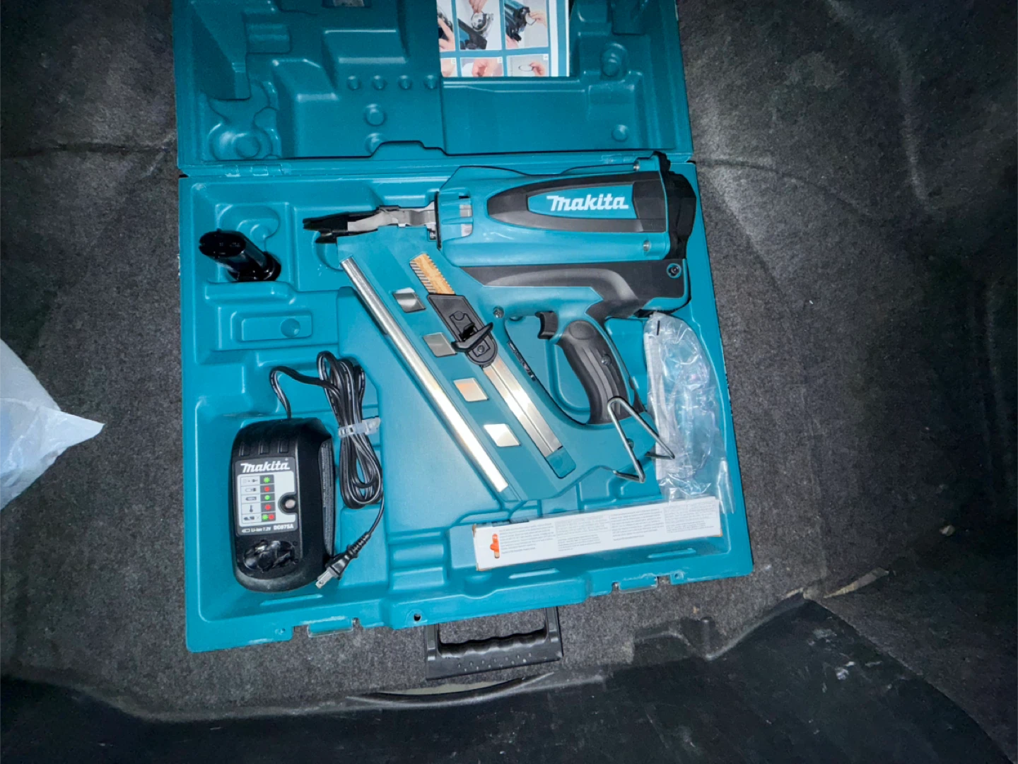 Makita Cordless Brad Nailer Kit with Case and Charger - photo 4