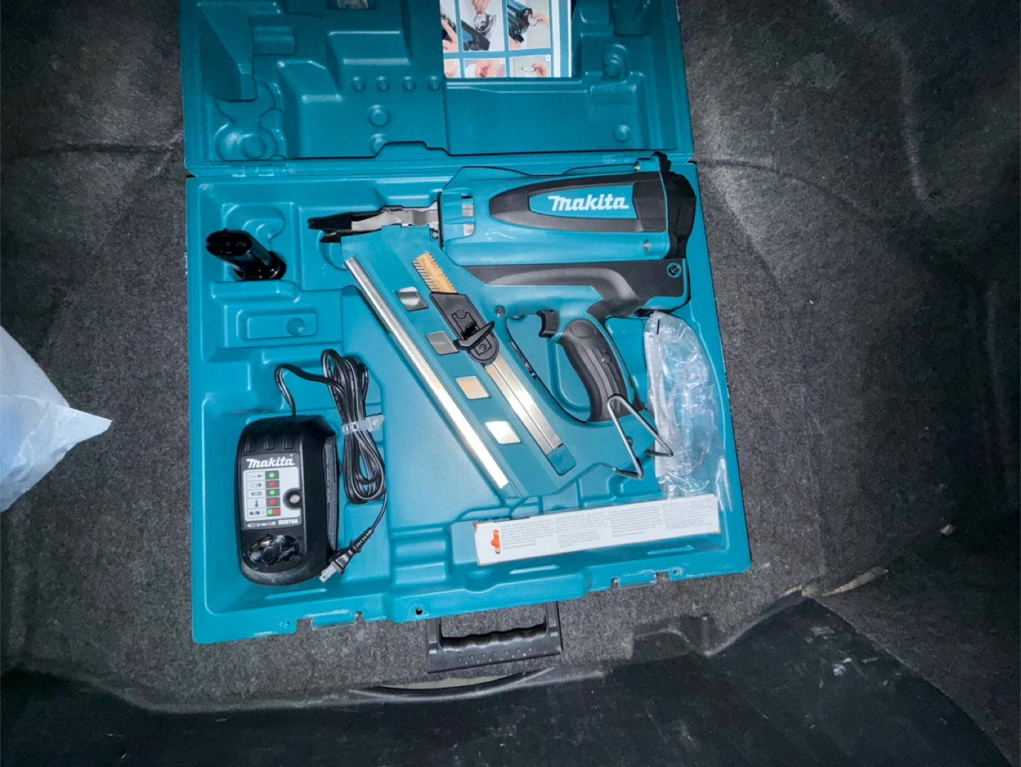 Makita Cordless Brad Nailer with Case and Charger - photo 3