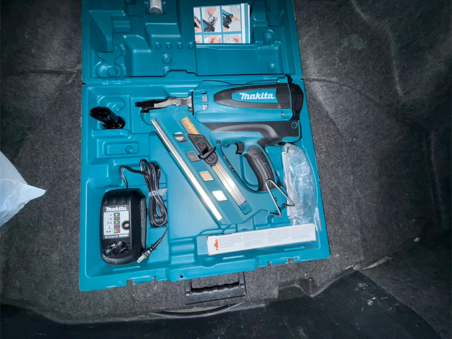 Makita Cordless Brad Nailer with Case and Charger