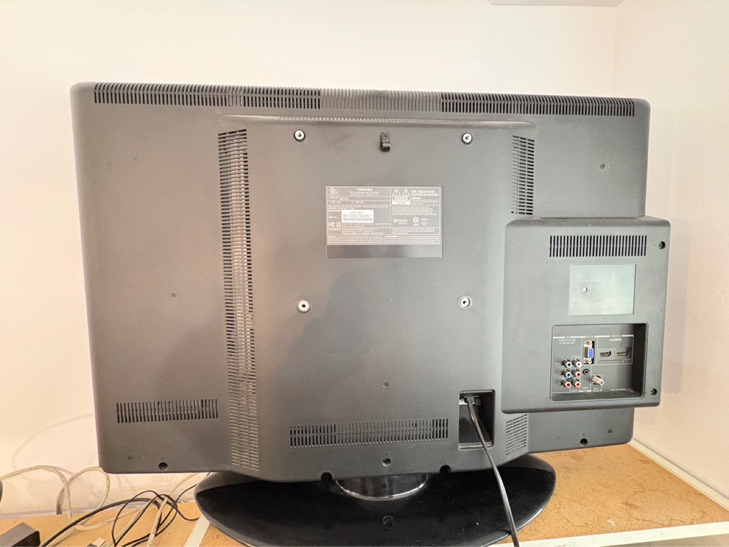 32 inch Toshiba LCD TV with Remote - photo 3