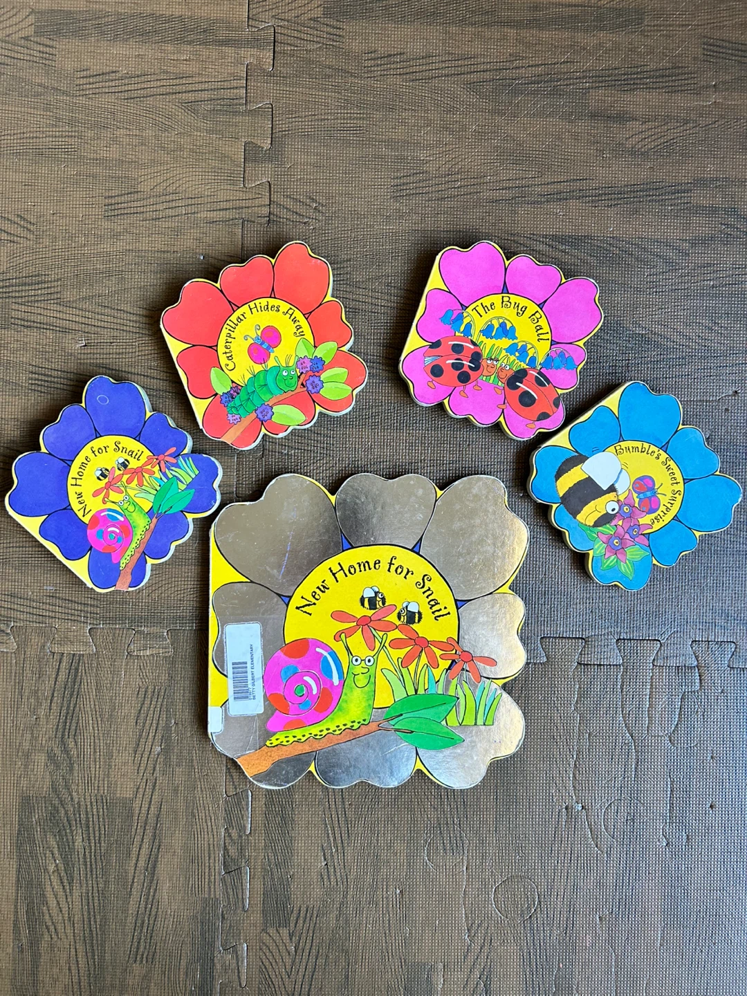 “New Home for Snail" Flower Shaped Books (Set of 5)