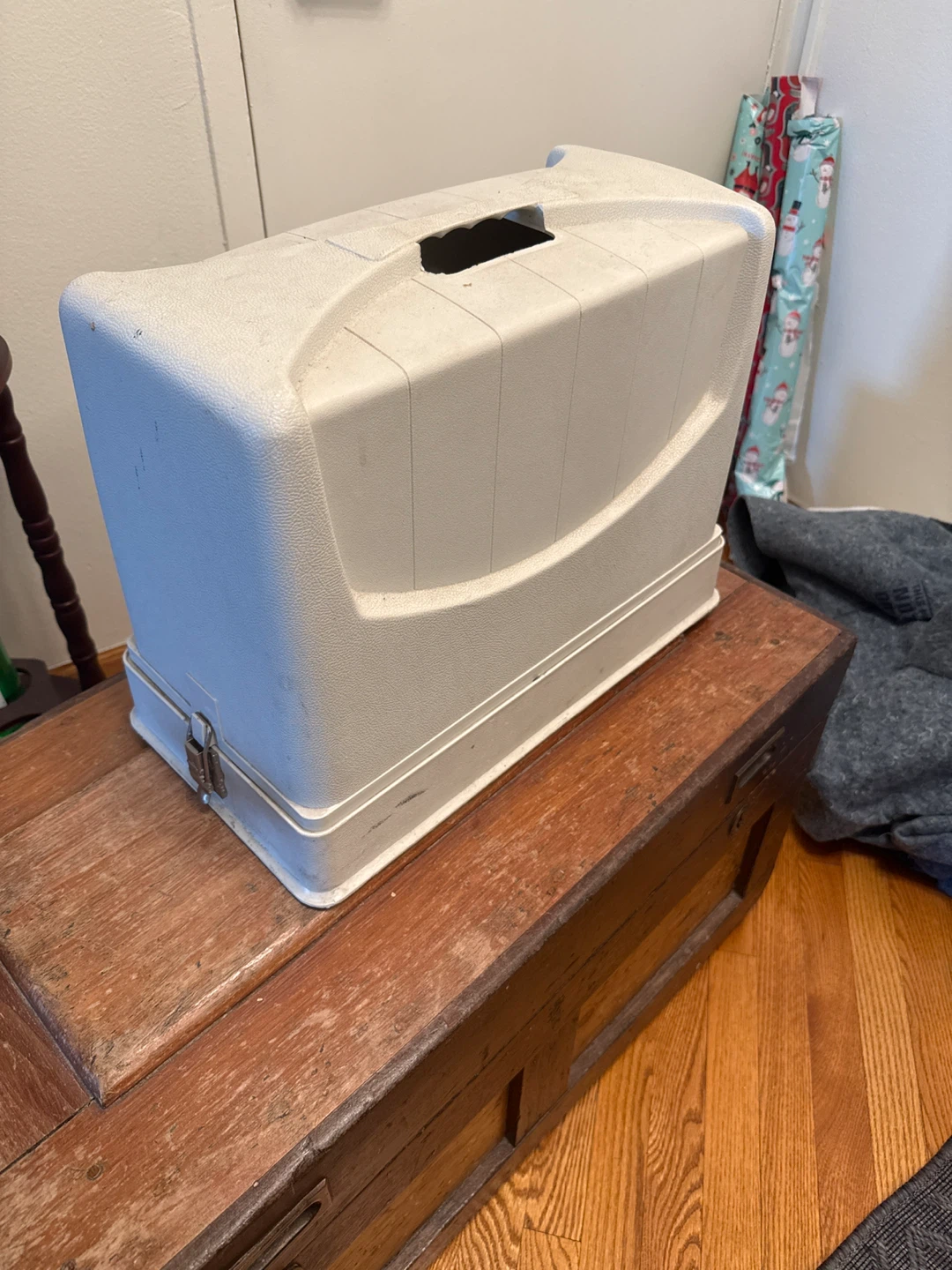 New Home Sewing Machine with Case and Patterns - photo 2
