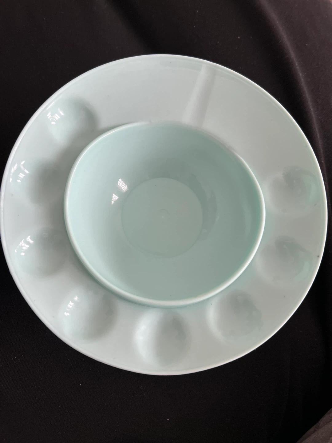 Snack serving platter with centre bowl
