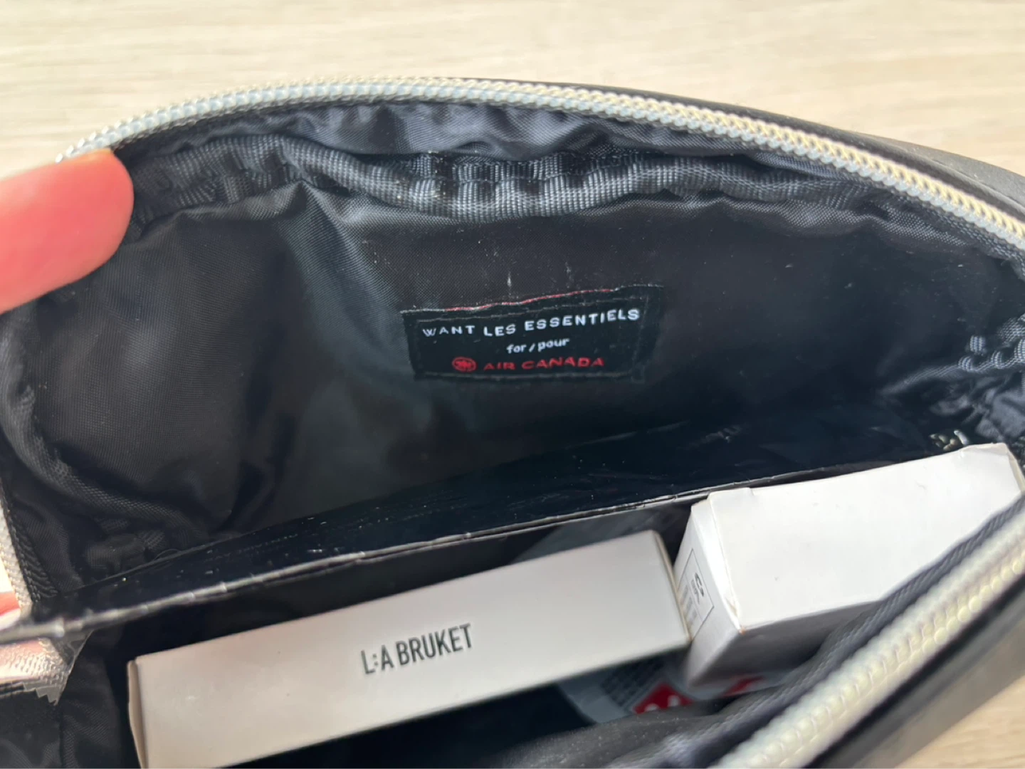 WANT LES ESSENTIELS x Air Canada Cosmetic Bag - photo 2