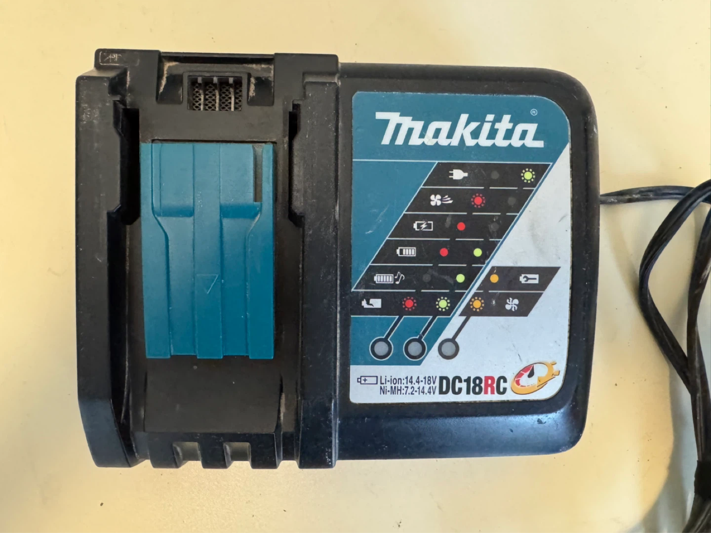 Makita DC18RC Fast Charger - photo 4