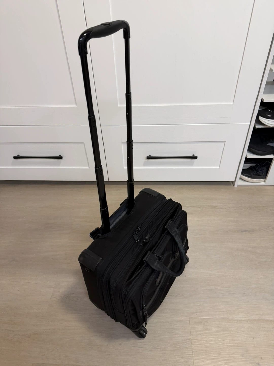 Tumi Alpha Deluxe 4 Wheeled Laptop Case Brief - photo 3