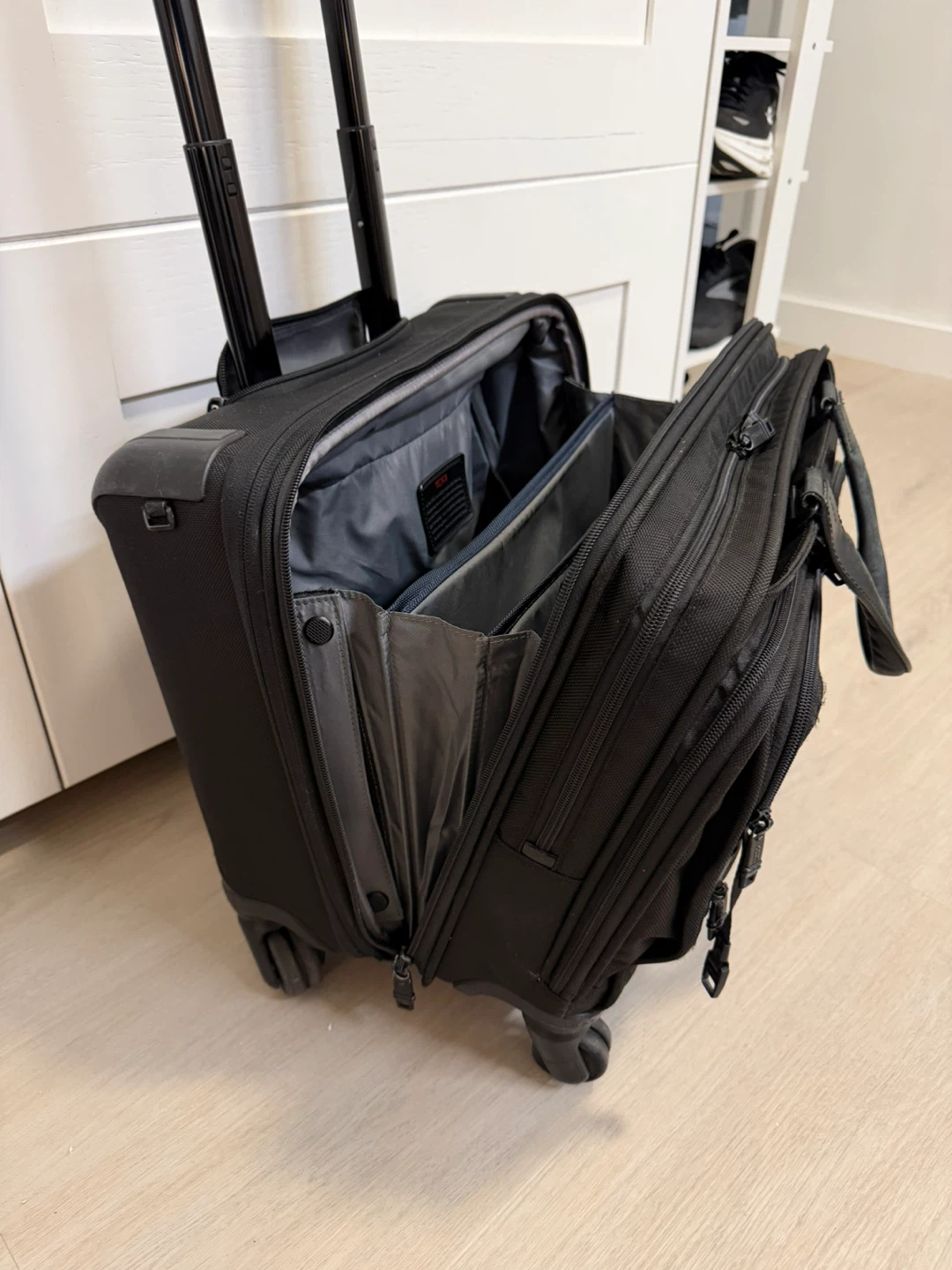 Tumi Alpha Deluxe 4 Wheeled Laptop Case Brief - photo 2