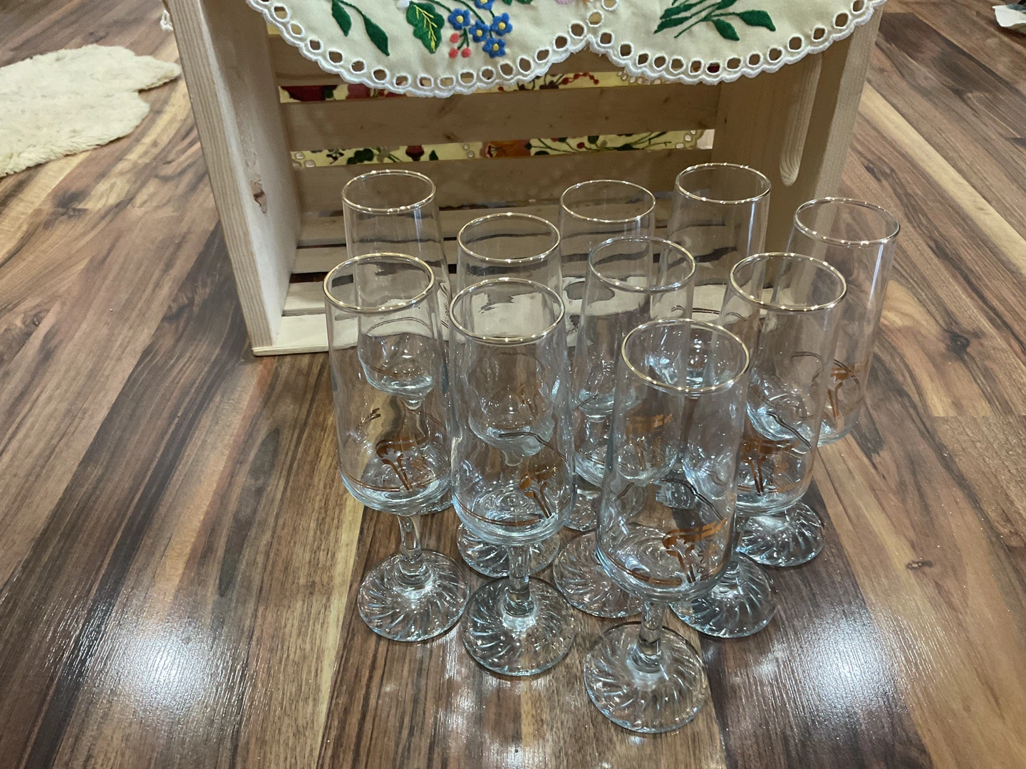 Set of 10 champagne flutes with Olympic design.