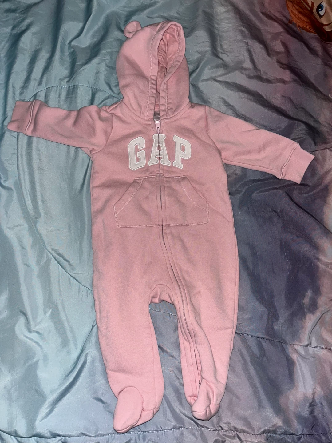 Selling this 3-6 month old Gap one piece.