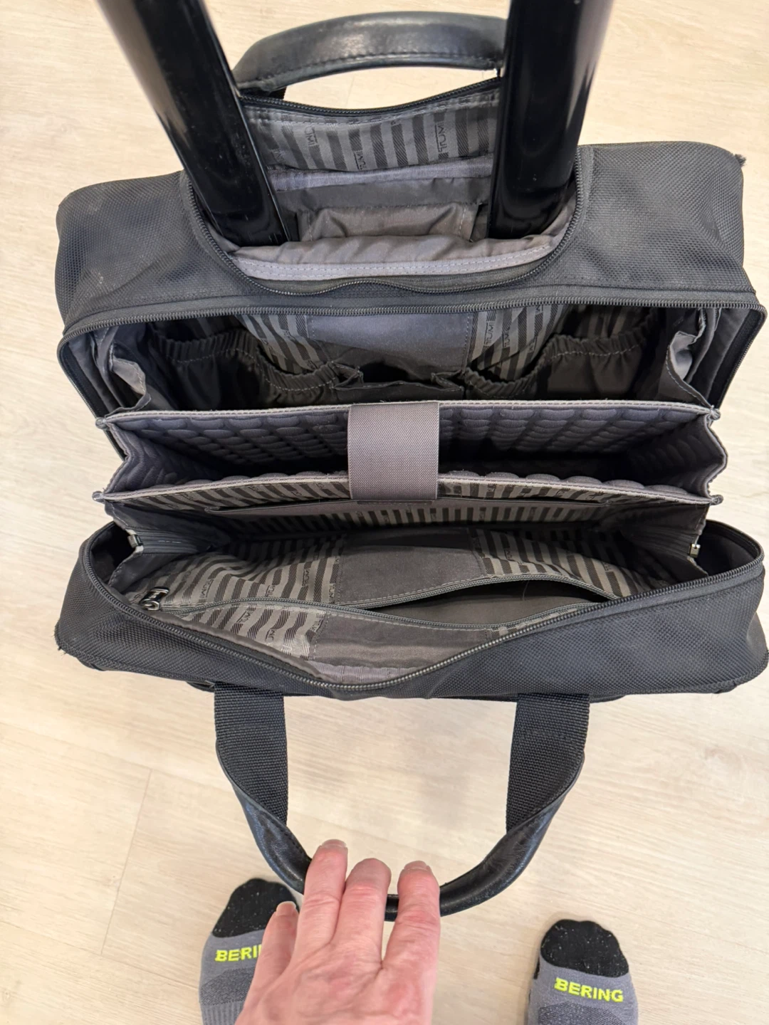 TUMI ALPHA 2 WHEELED COMPACT LAPTOP BRIEFCASE - photo 2