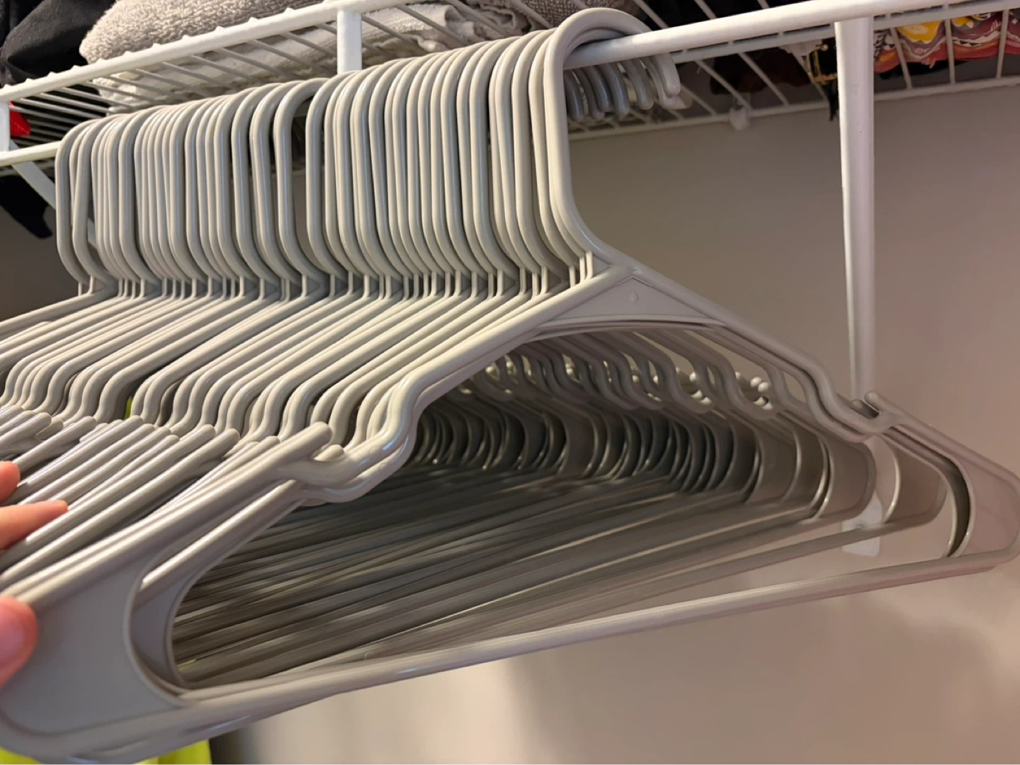 Set of 30 Gray Plastic Clothes Hangers - photo 2