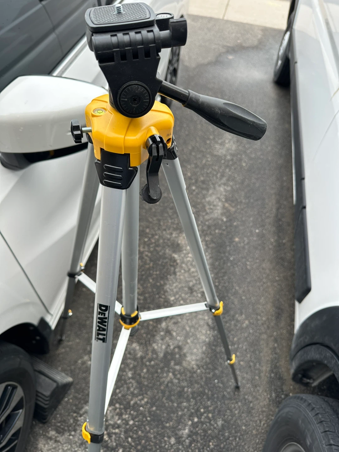 DEWALT DW0881T Adjustable Laser Level Tripod - photo 3
