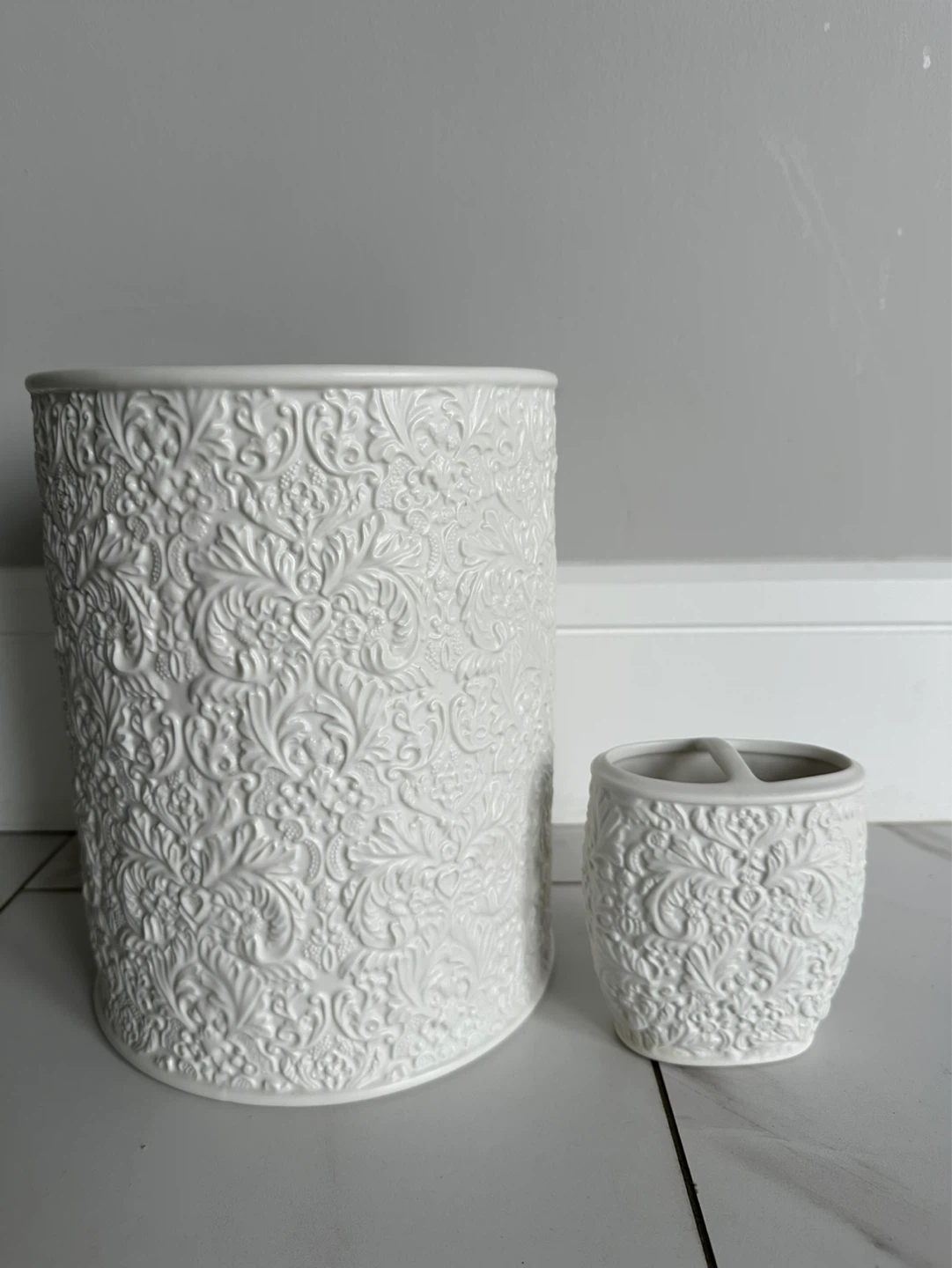 Beautiful Ceramic Bathroom Can & Toothbrush Holder Set