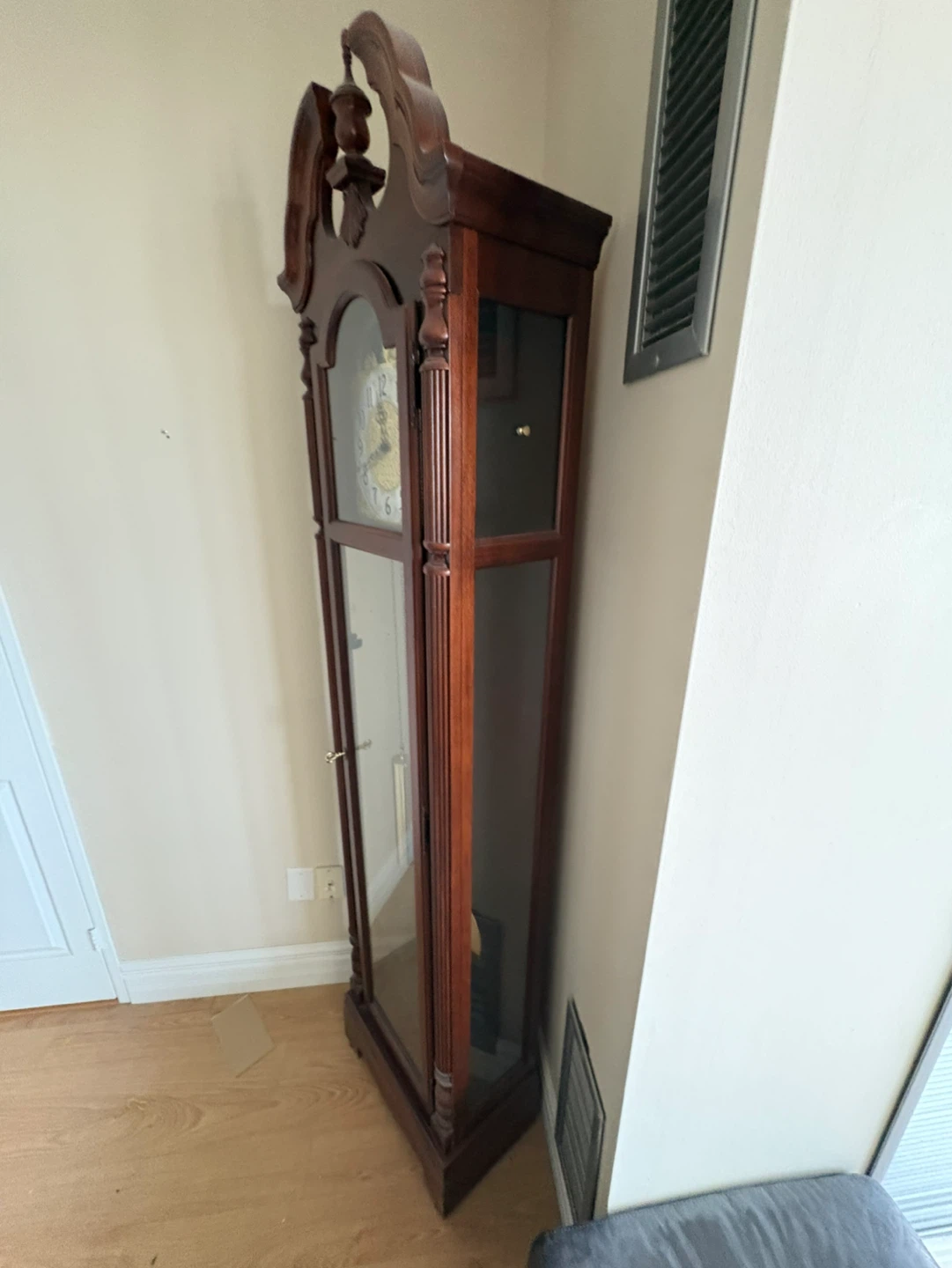 Free delivery used Howard Miller "Jonathan" Grandfather Clock - photo 2