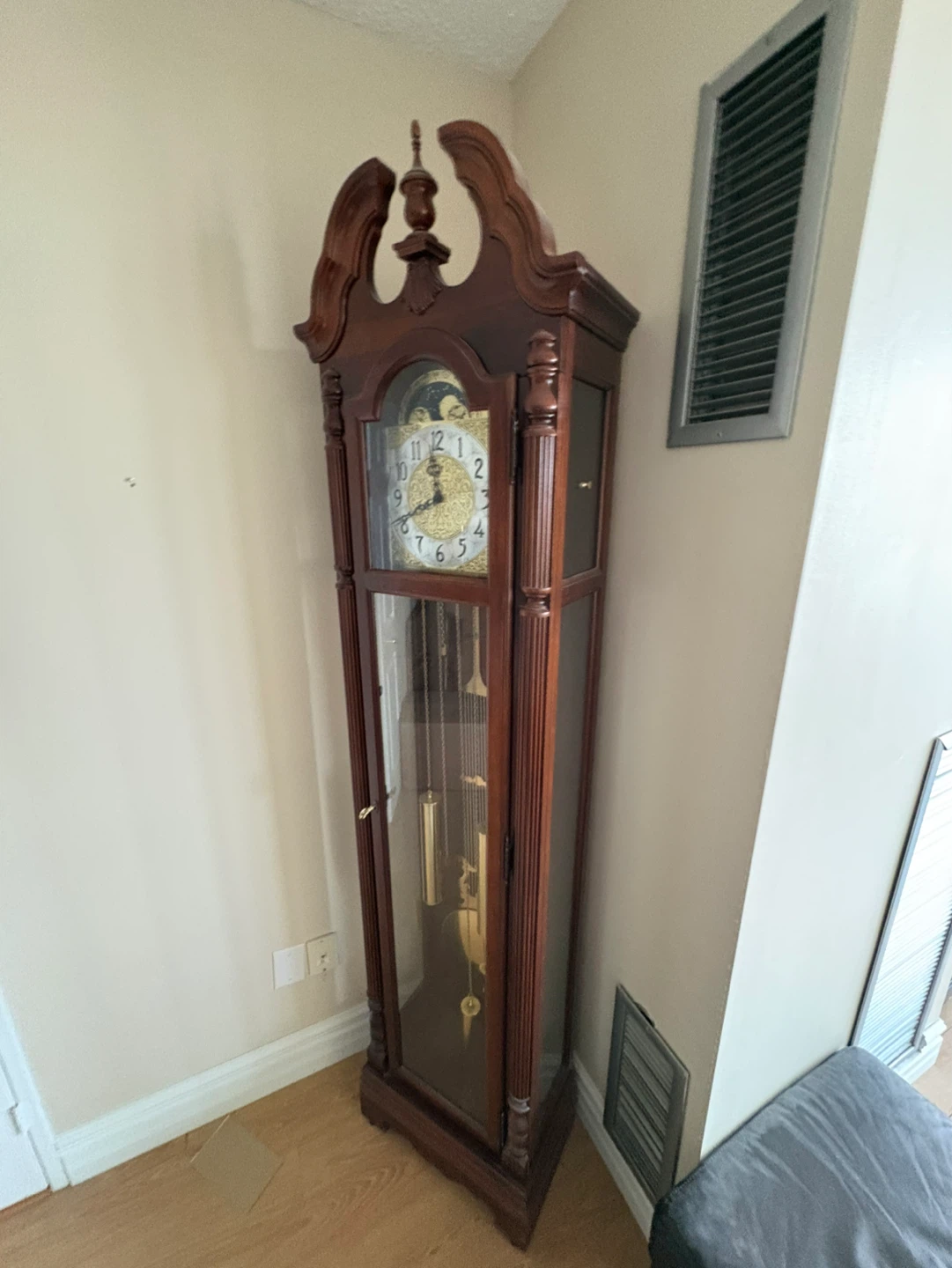 Free delivery used Howard Miller "Jonathan" Grandfather Clock - photo 3