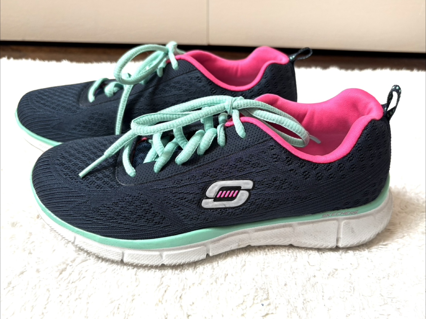 Skechers Women's Navy & Pink Running Shoes Size 6