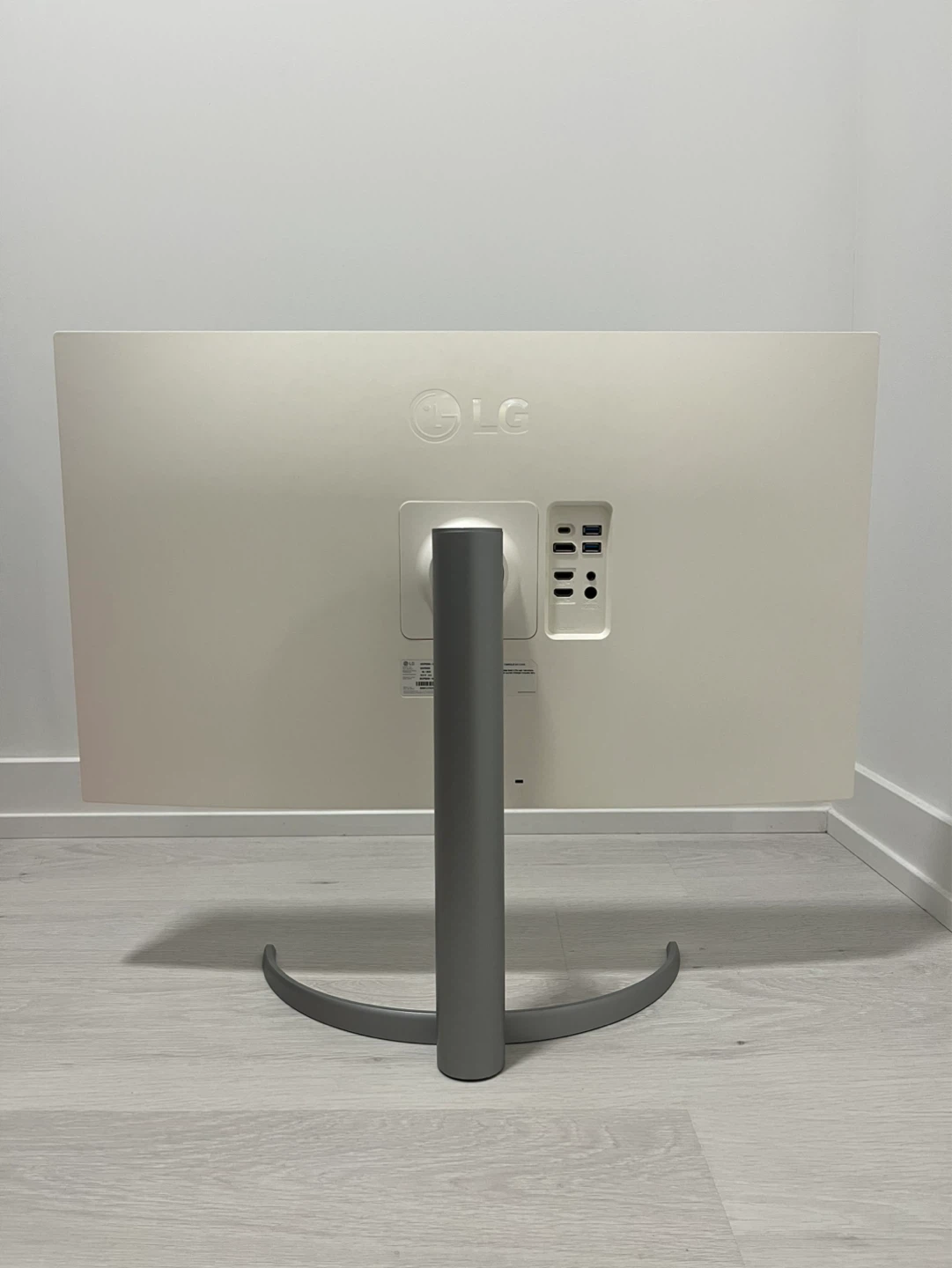 LG 32” 4K UHD Monitor (USB-C 90W) - Excellent Condition - photo 2