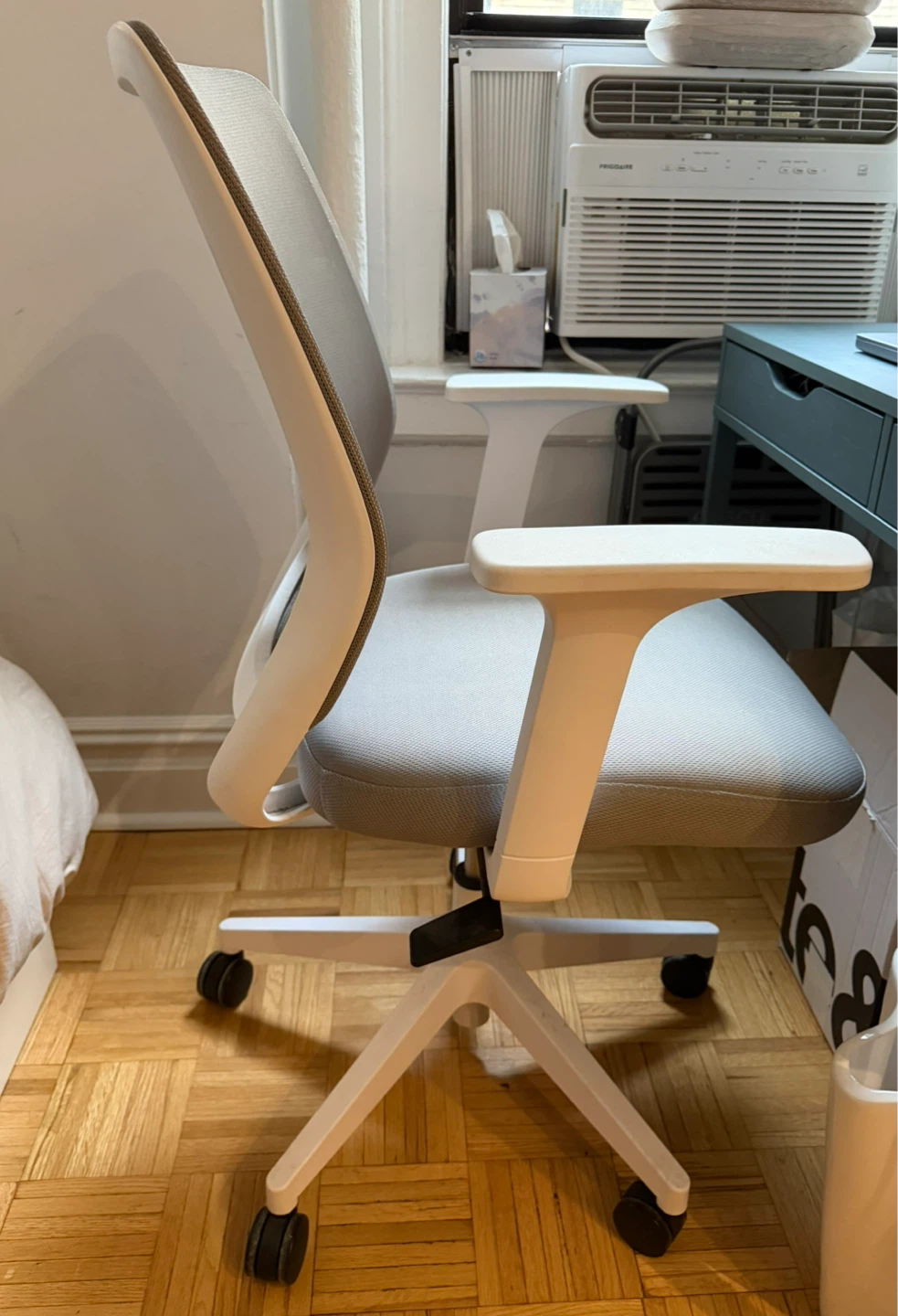 Staples Essentials Ergonomic Desk Chair - photo 5