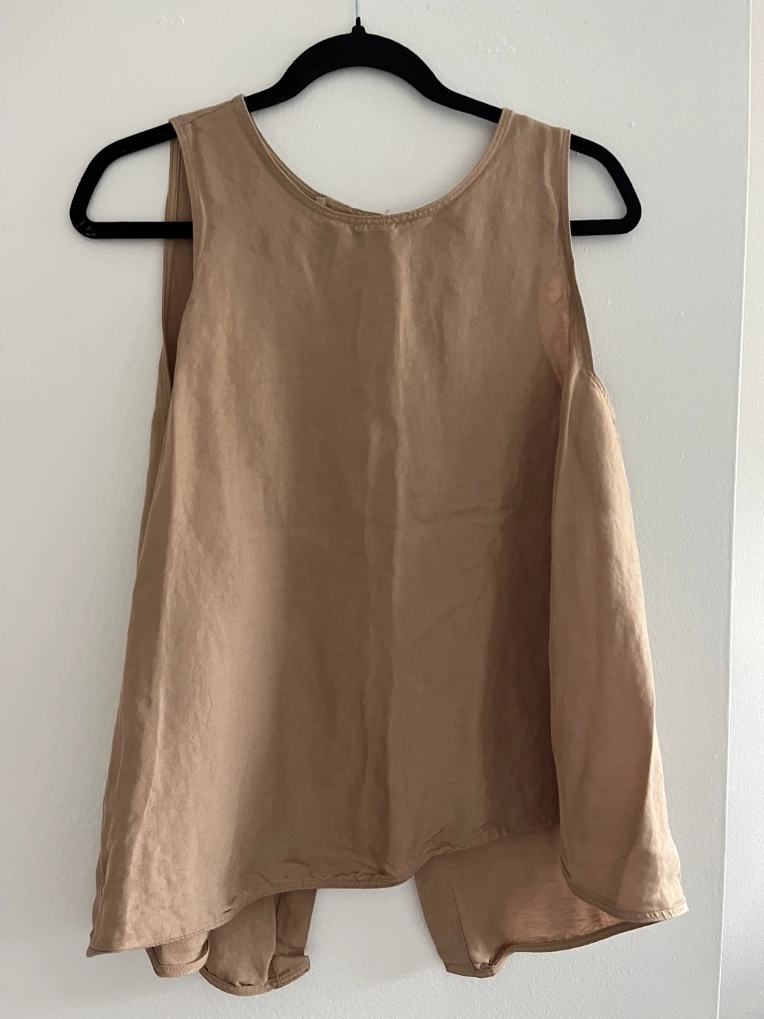 Club Monaco - sleepless tops, black and tan Colors