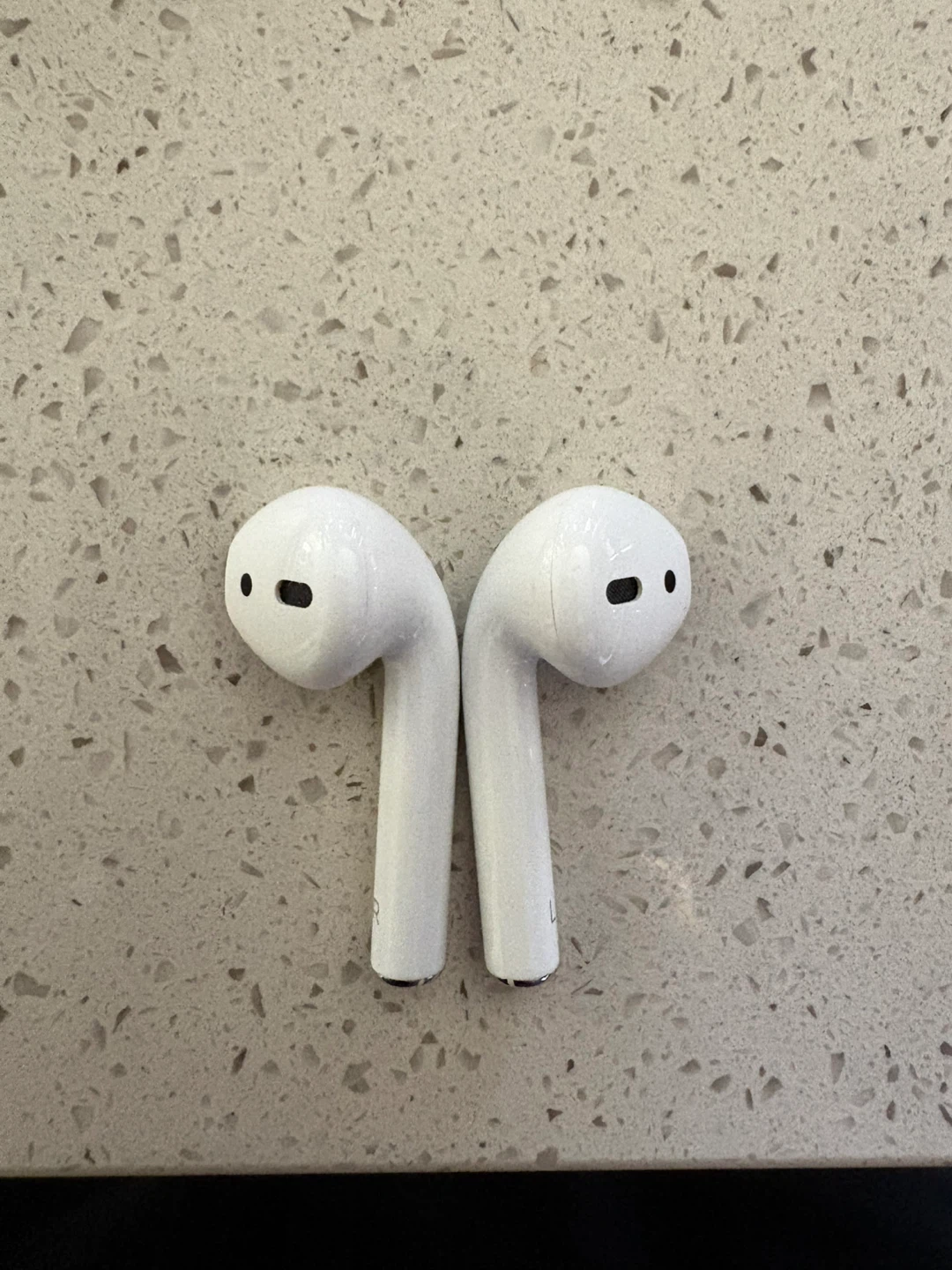 Apple AirPods (2nd generation) with Charging Case and Cable - photo 4