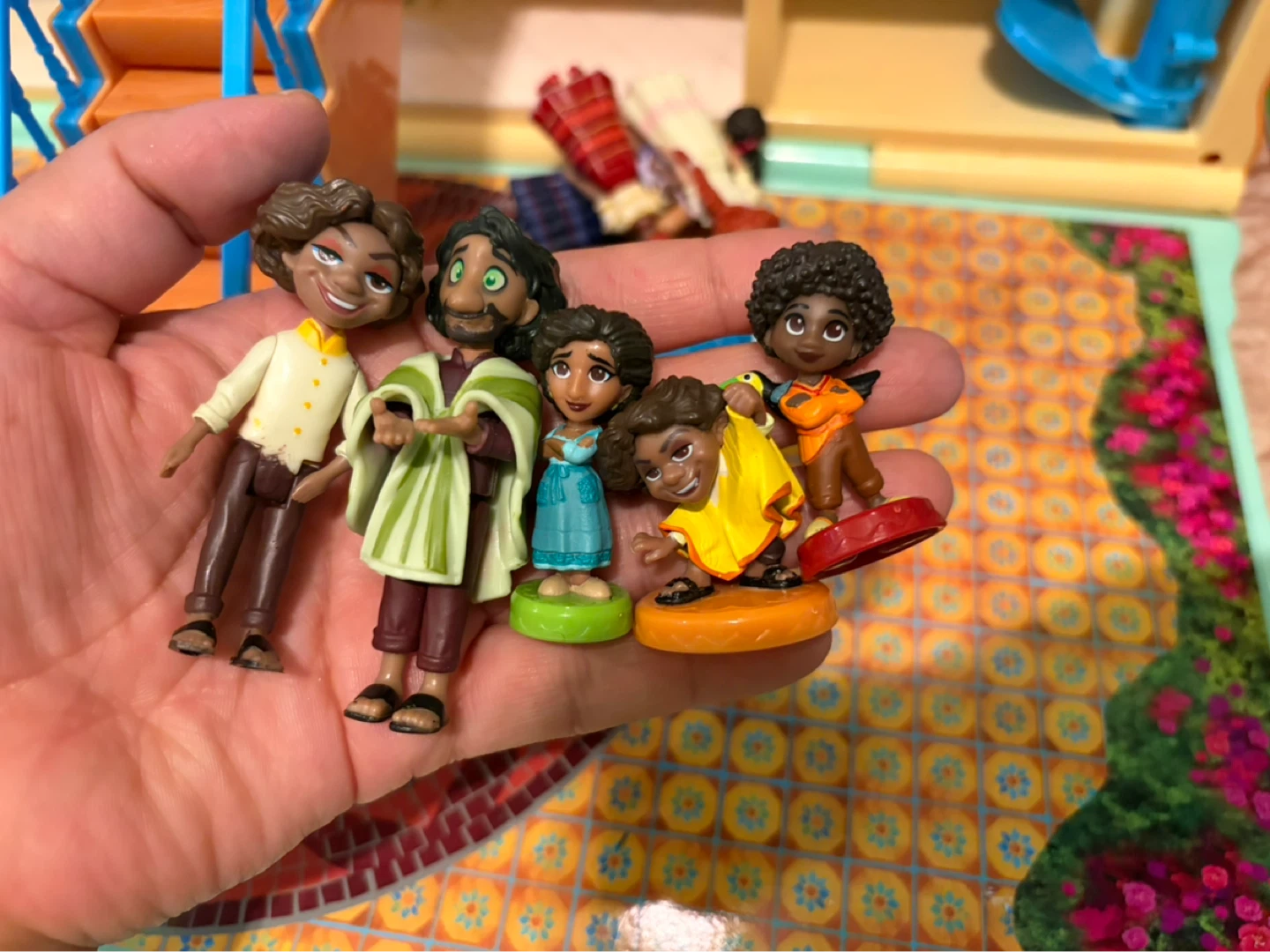 Encanto house and figurines makes music and other sounds - photo 2
