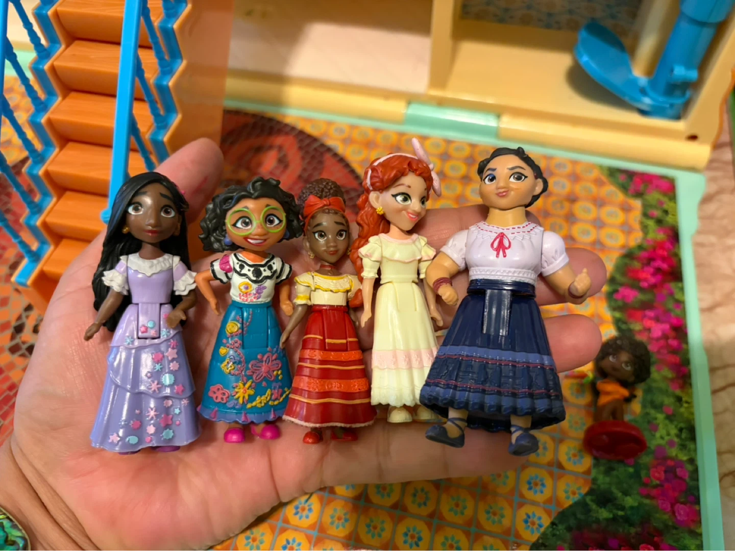 Encanto house and figurines makes music and other sounds - photo 3