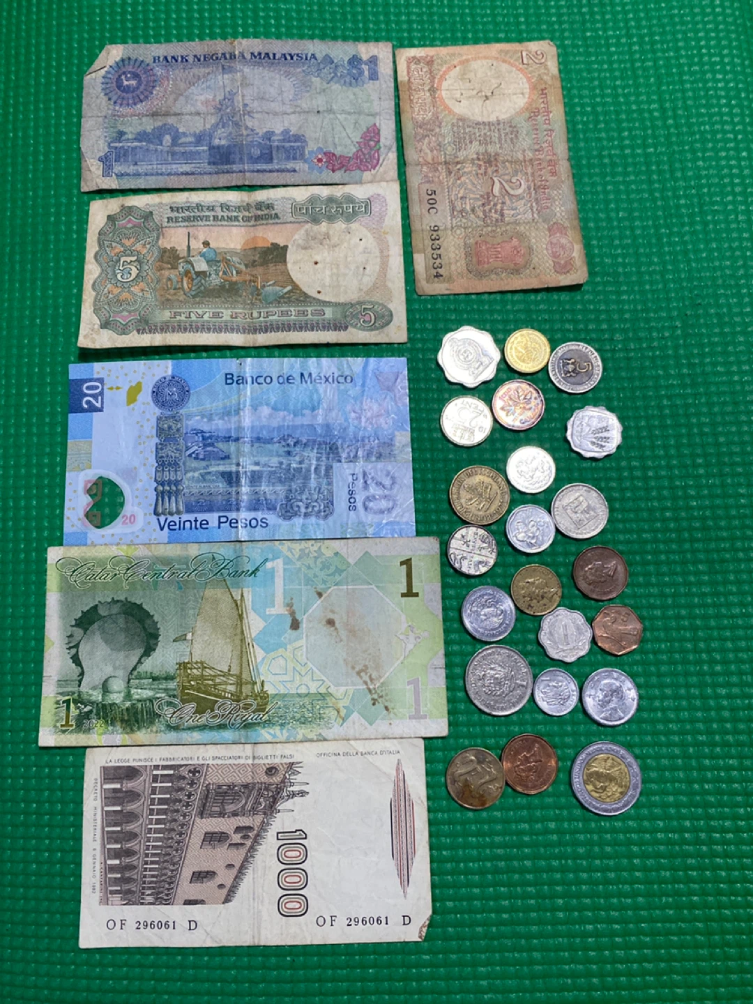 Mixed Banknotes and Coins Collection - photo 3