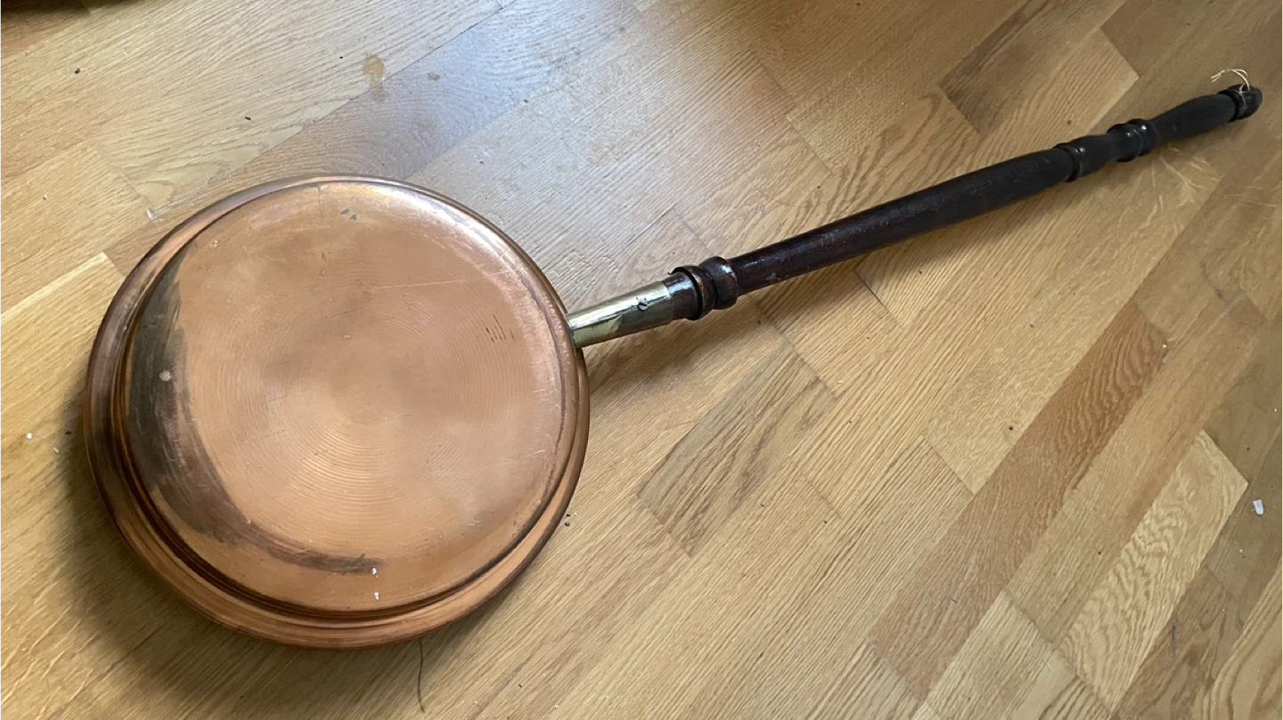 Antique Copper Warming Pan with Embossed Scene - photo 4