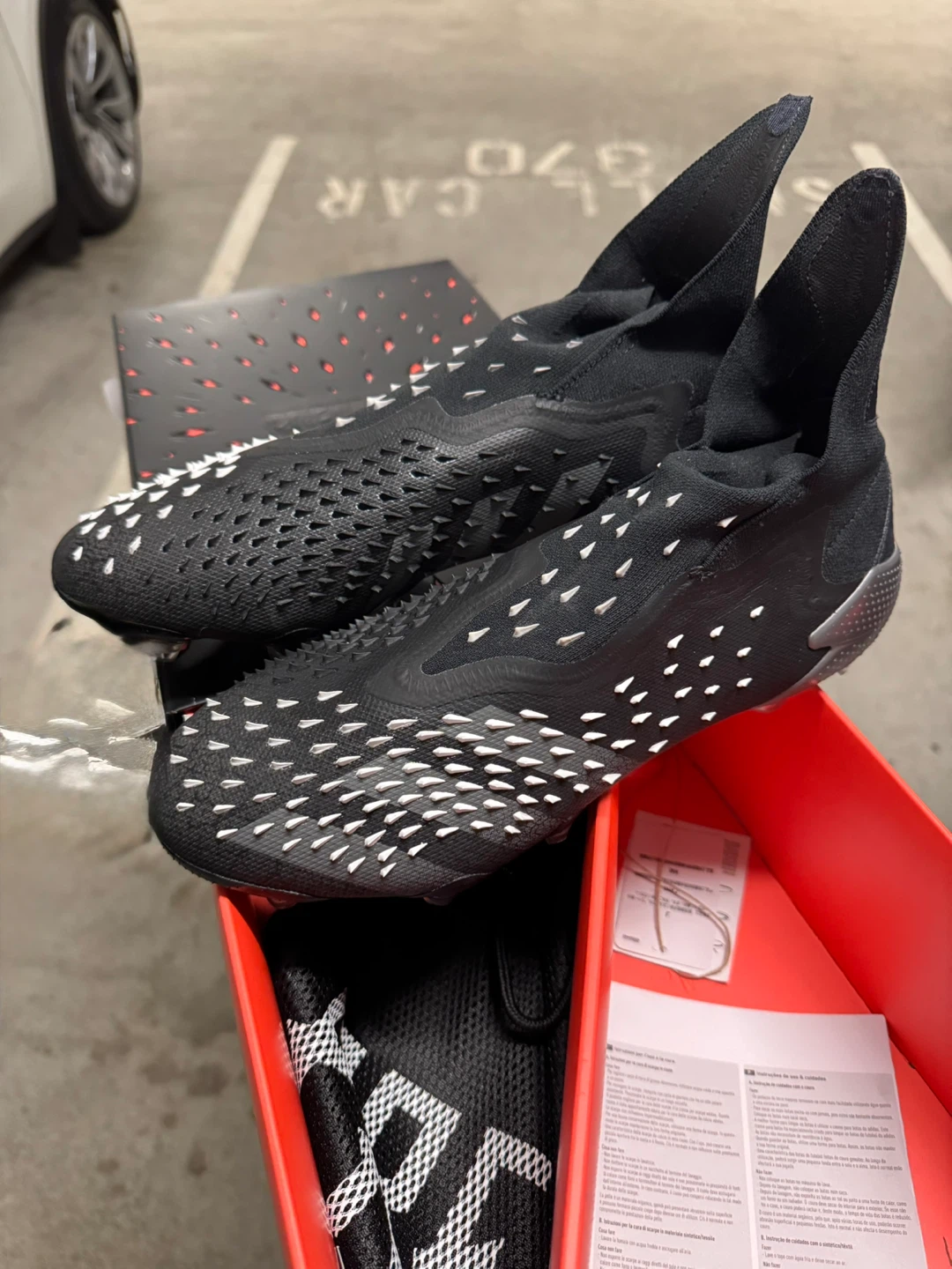 Adidas Predator Football Cleats - Size 9.5 (US) — 9 (UK)