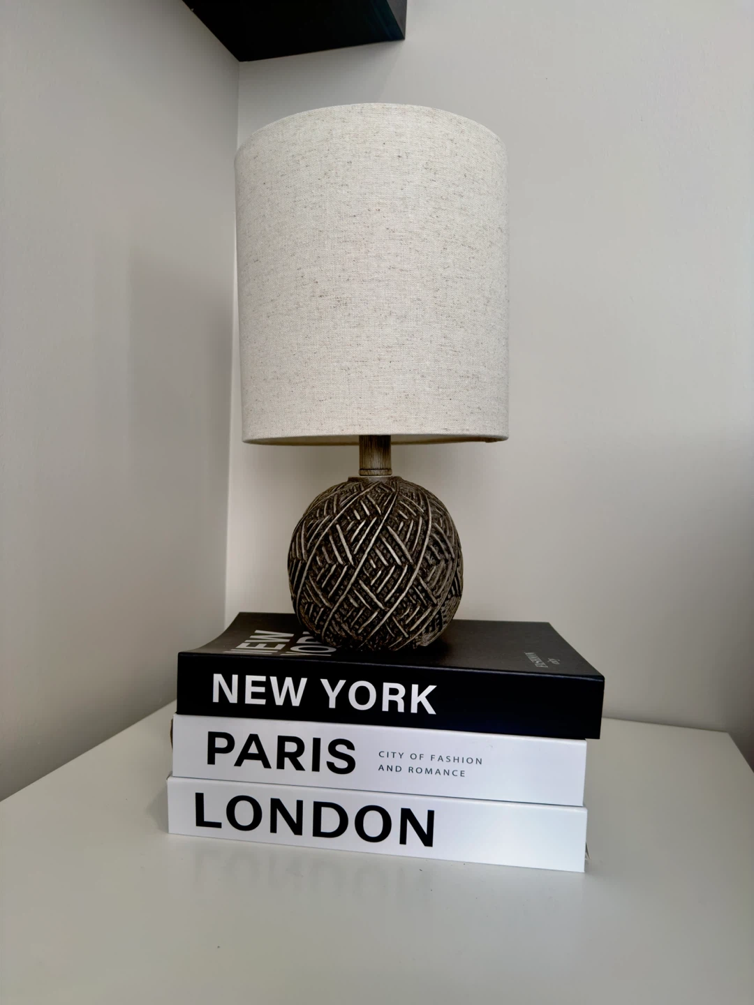 Decorative Table Lamp with Textured Base - photo 2