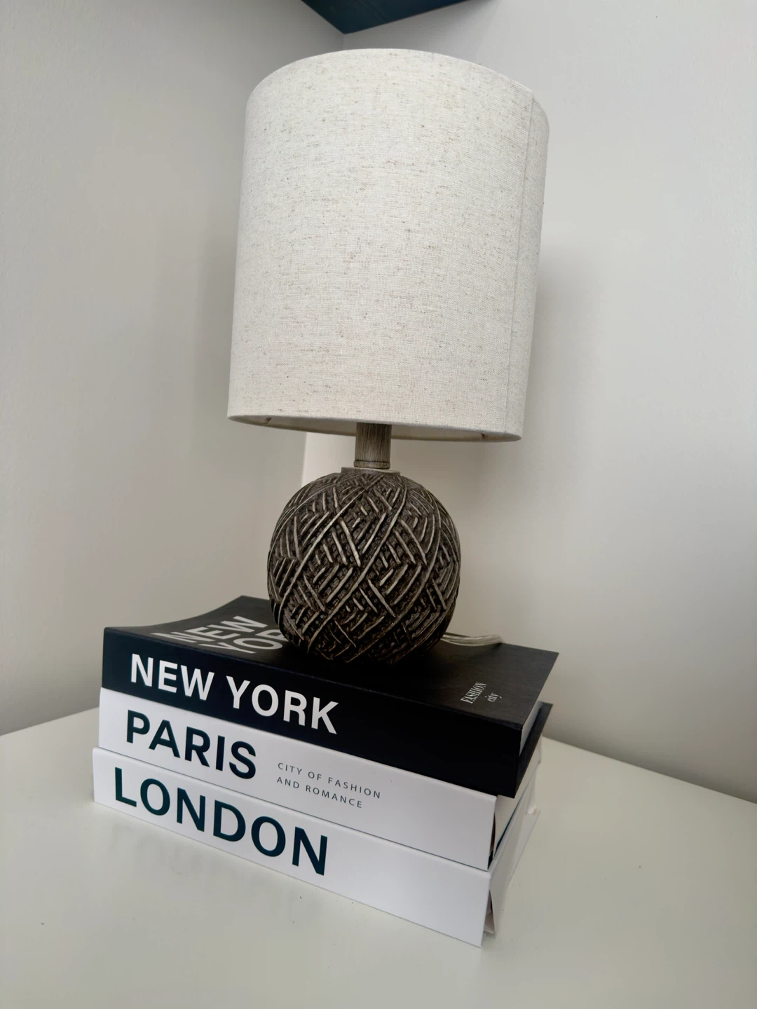 Decorative Table Lamp with Textured Base - photo 3