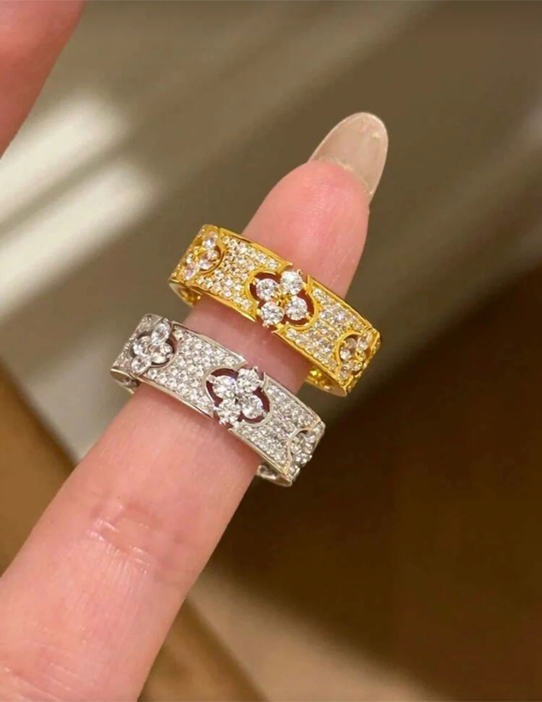 Gold-tone ring with clover design and crystals - photo 4