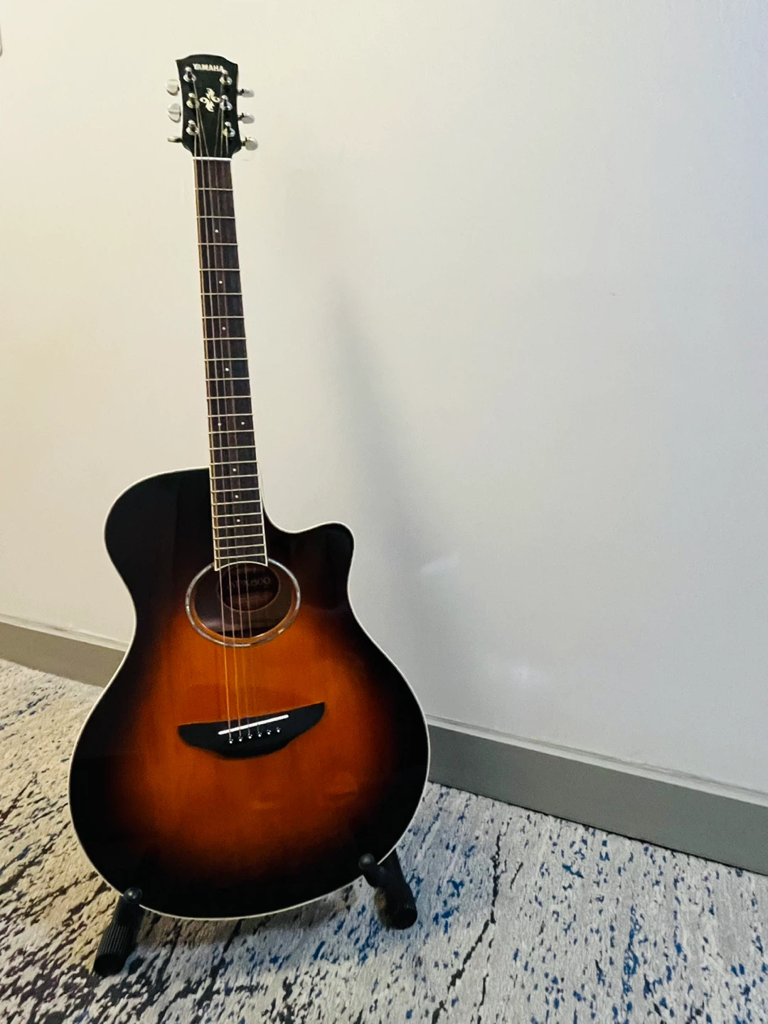 Yamaha APX600 Guitar + Case + Stand (Starter Set)