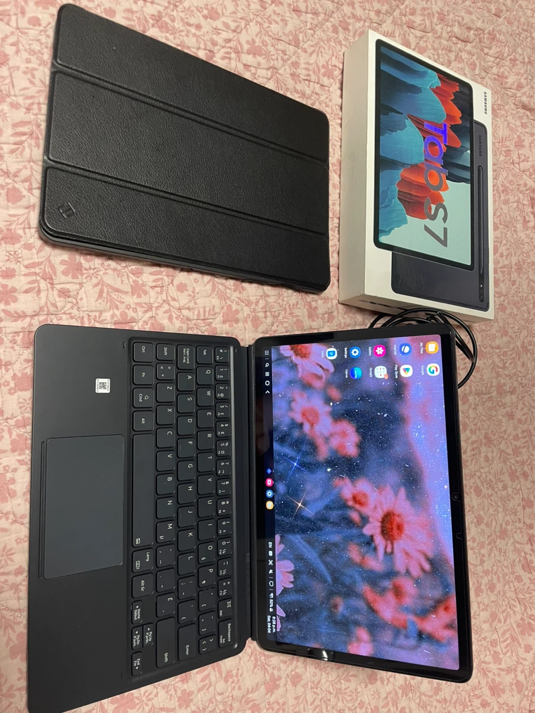 Samsung Tab S7 with Samsung Bookcover Keyboard (LIKE NEW) - photo 2