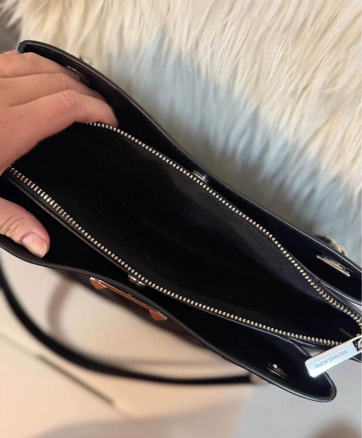 MICHAEL KORS Black Chevron Quilted Leather Shoulder Bag - photo 3
