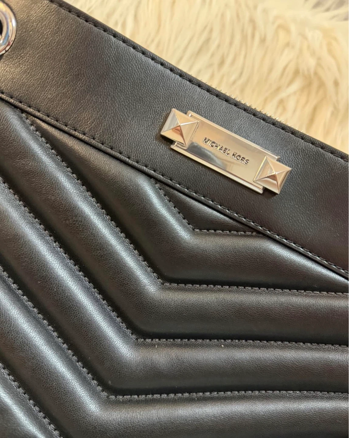 MICHAEL KORS Black Chevron Quilted Leather Shoulder Bag - photo 2
