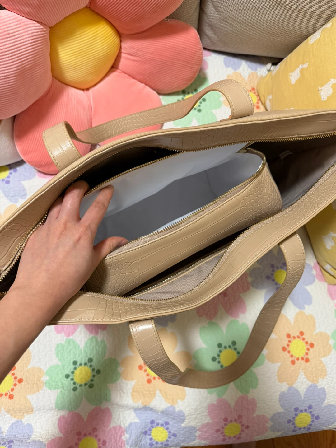 NEW Modern Picnic Cream Croc Embossed Tote - photo 5