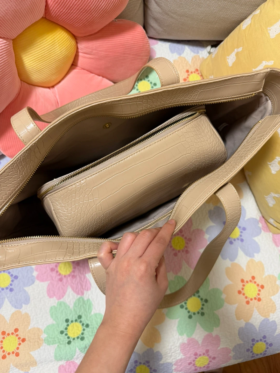 NEW Modern Picnic Cream Croc Embossed Tote - photo 4